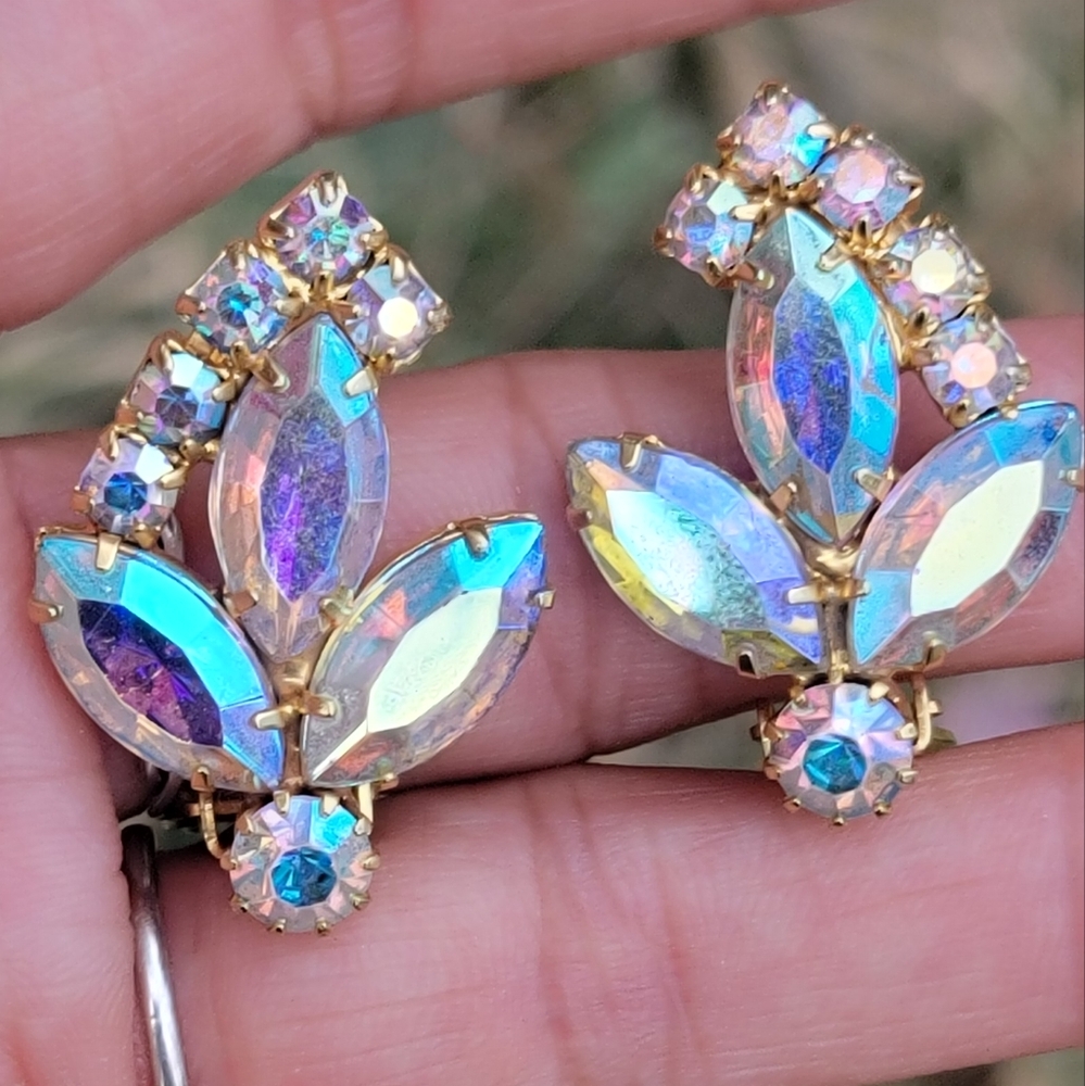 Vintage Juliana (D & E) iridescent rainbow AB Aurora Borealis rhinestone marquis
